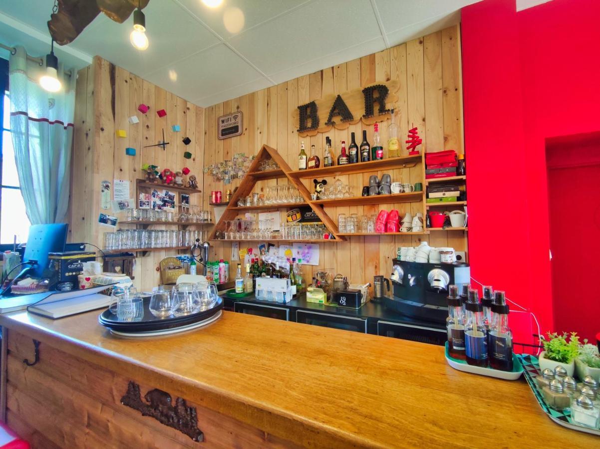 Le Sapin Rouge - Restaurant - Bar - Chambres D'Hotes Artigues  外观 照片