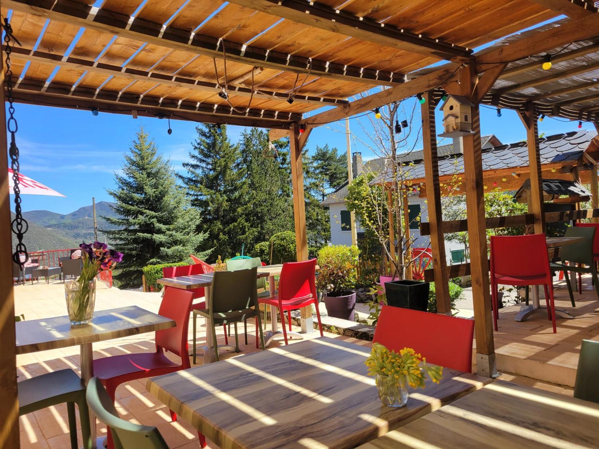 Le Sapin Rouge - Restaurant - Bar - Chambres D'Hotes Artigues  外观 照片